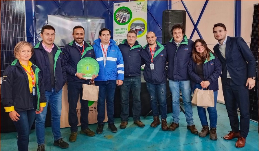 Directores del concesionario recibiendo detalle simbólico por la inauguración de los paneles solares en el patio de operaciones