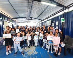 Fotografía grupal de los participantes del concurso y sus padres