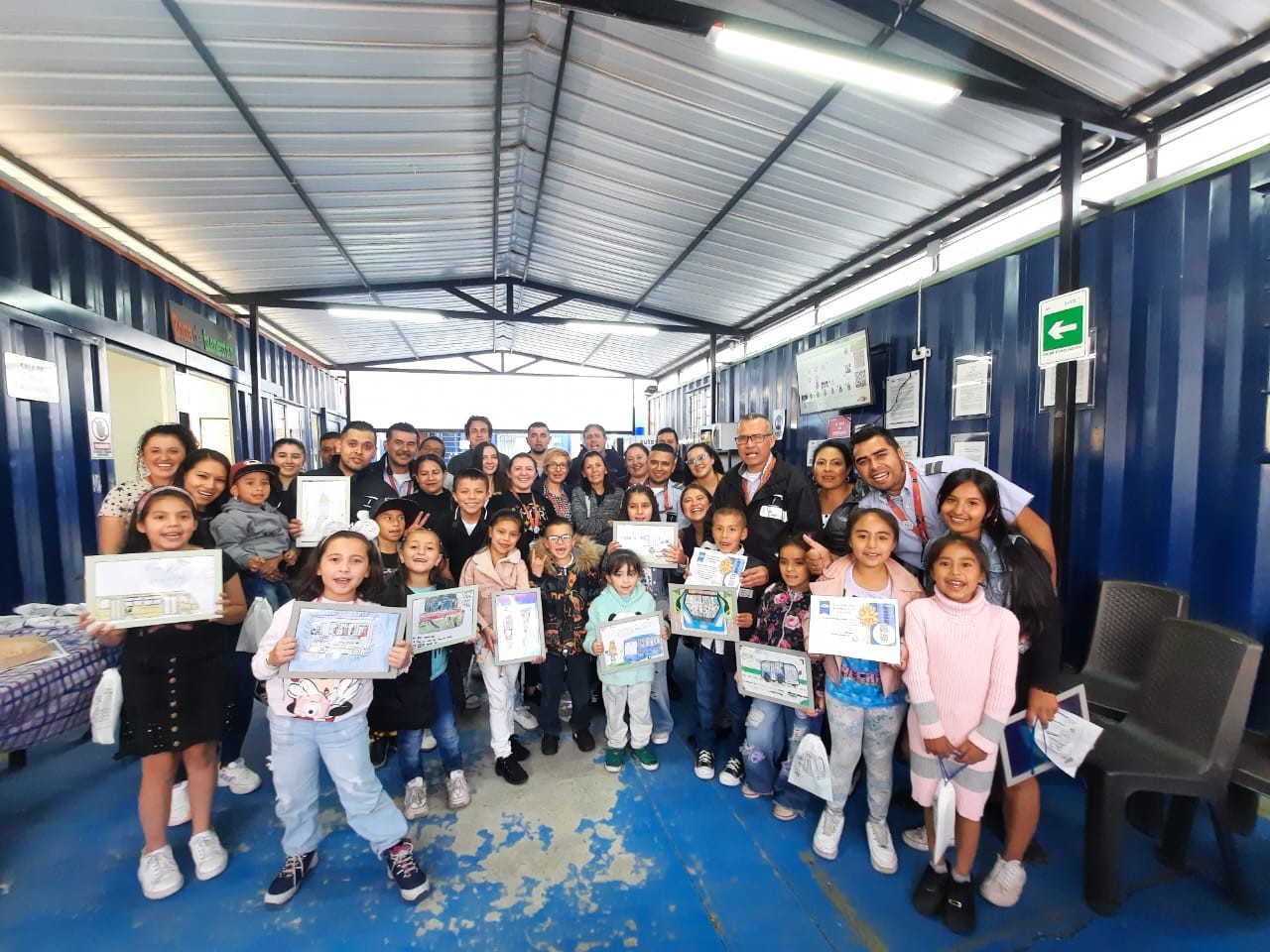 Fotografía grupal de los participantes del concurso y sus padres