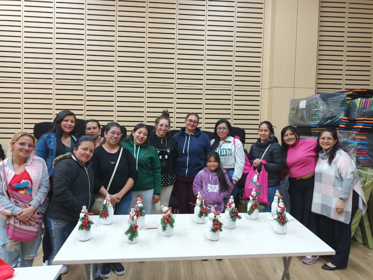 Mujeres participantes del taller de manualidades navideñas