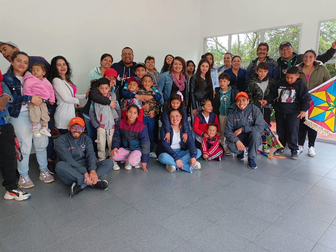 Fotogra´fia de los participantes de la actividad de vuelo de cometas "Elevando sueños"