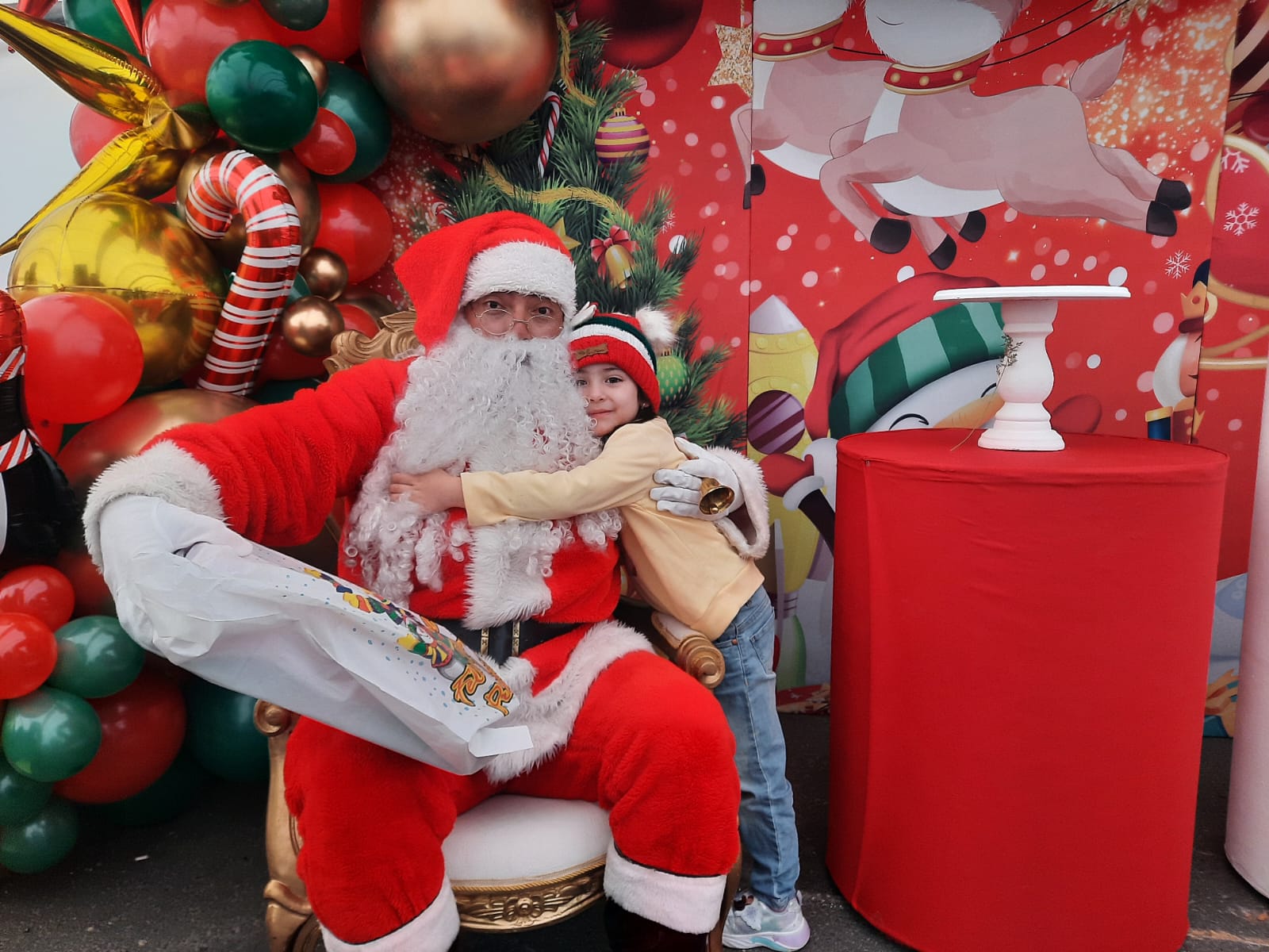 foto de Papá Noel posando con hija de uno de los colaboradores GAU
