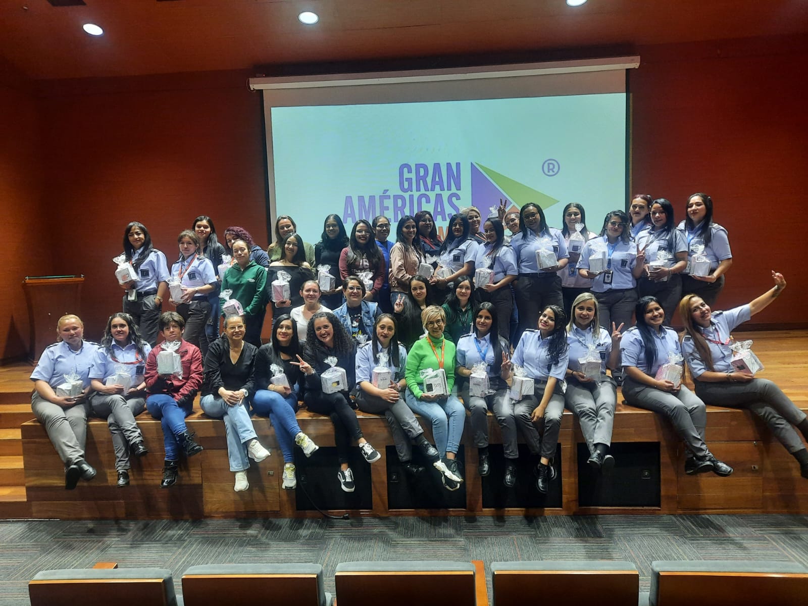 Fotografía de las colaboradoras del concesionario que participaron de la actividad del día de las madres